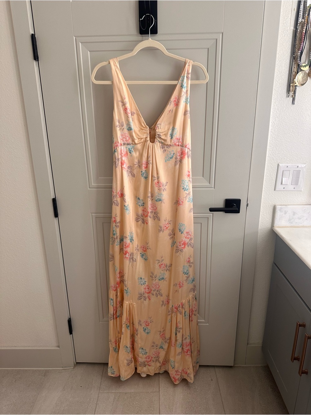 Sleeveless V-Neck Floral Maxi Dress in Peach